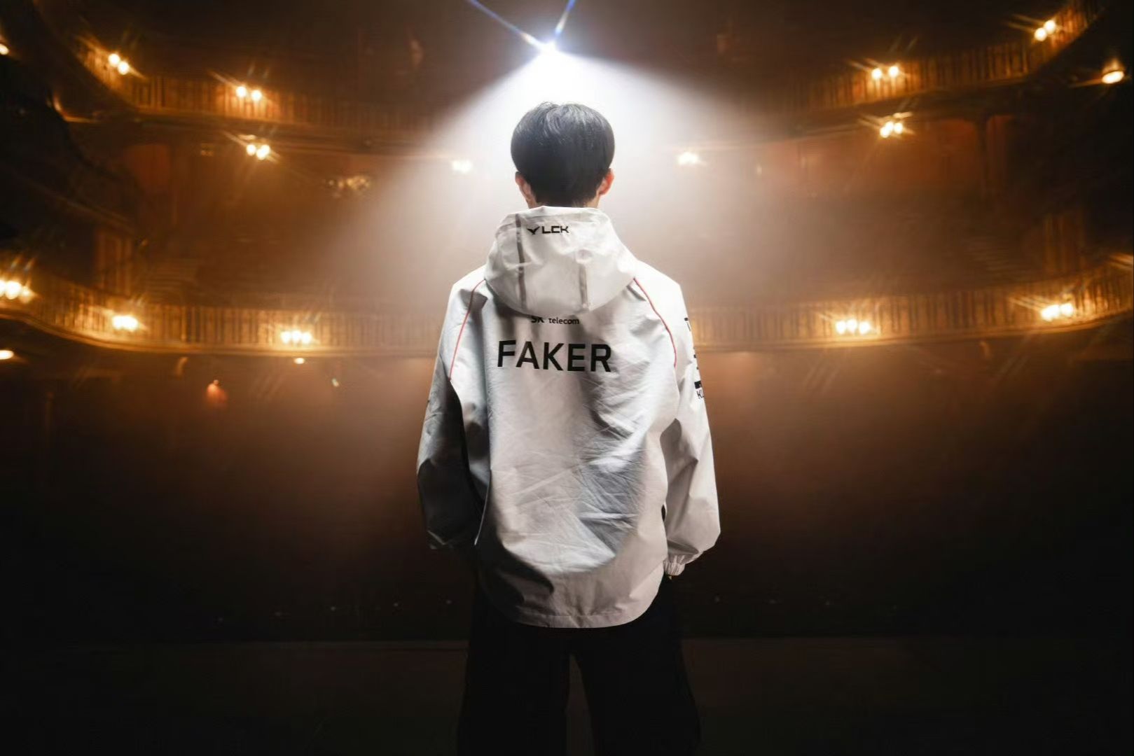 LPL解说瞳夕虎牙传奇杯晒照：今天继续见