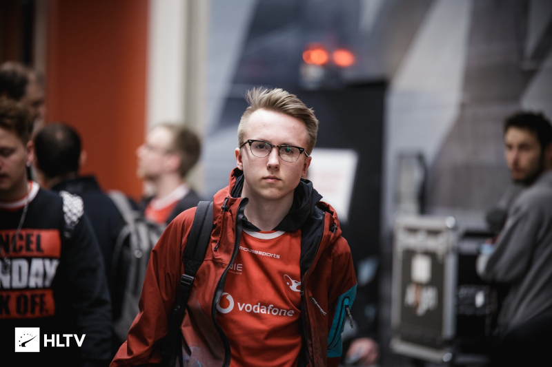 感谢你们的支持 - florescent 在 R 指控后首次露面